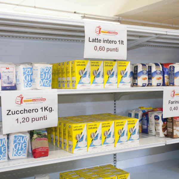 Esempio di scaffale dell'Emoporio della Solidarietà Madre Teresa di Calcutta di Alba